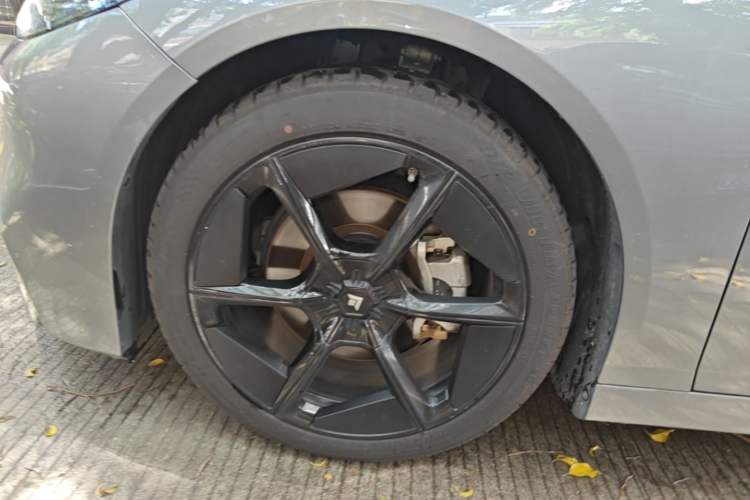 Used Hyptec GT 2023 560 Rear-Drive Tech Edition Left Front Wheel Hub
