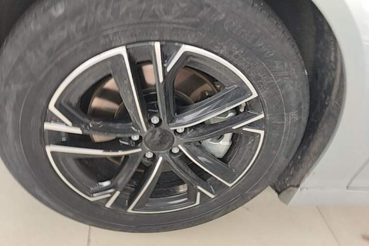 Used Hyptec GT 2023 560 Rear-Drive Tech Edition Left Front Wheel Hub