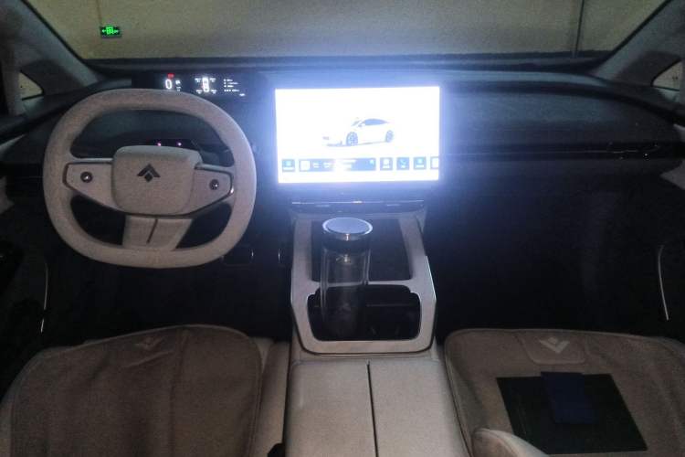 Used Hyptec GT 2023 560 Rear-Drive Tech Edition Center Console