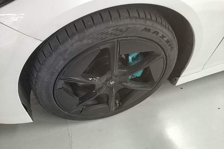 Used Hyptec GT 2023 560 Rear-Drive Tech Edition Left Front Wheel Hub