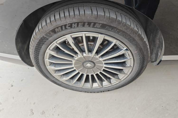 Used Hyptec HL 2025 700 Ultra Six-Seater All-Wheel-Drive LiDAR Version Exterior 5
