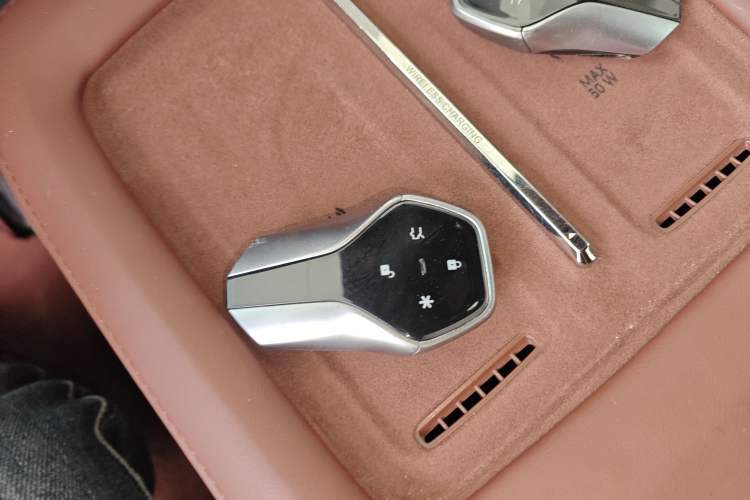 Used Hyptec HL 2025 700 Ultra Six-Seater All-Wheel-Drive LiDAR Version Interior 1