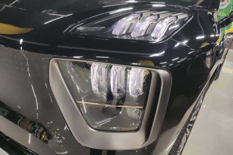 Used Hyptec HL 2025 700 Ultra Six-Seater All-Wheel-Drive LiDAR Version Left Front Headlight