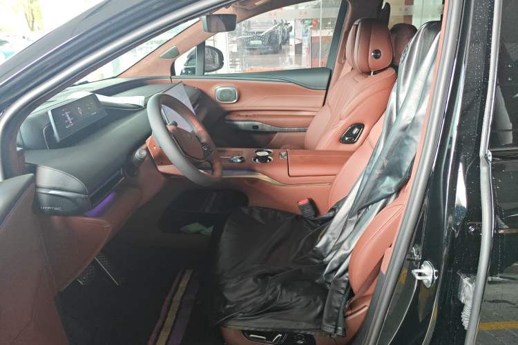 Used Hyptec HL 2025 700 Ultra Six-Seater All-Wheel-Drive LiDAR Version Left Front Seat