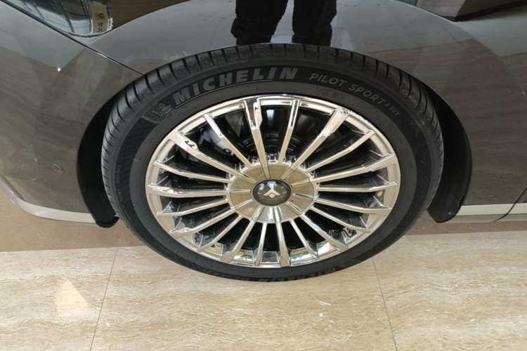 Used Hyptec HL 2025 700 Ultra Six-Seater All-Wheel-Drive LiDAR Version Left Front Wheel Hub