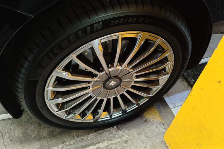 Used Hyptec HL 2025 700 Ultra Six-Seater All-Wheel-Drive LiDAR Version Left Front Wheel Hub