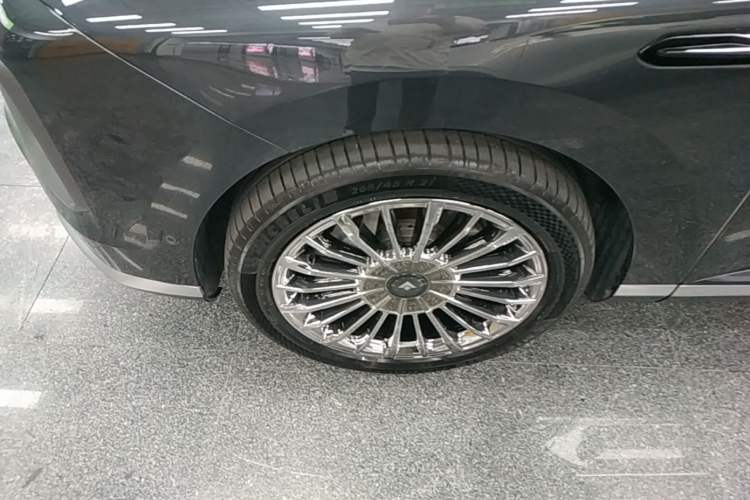 Used Hyptec HL 2025 700 Ultra Six-Seater All-Wheel-Drive LiDAR Version Left Front Wheel Hub