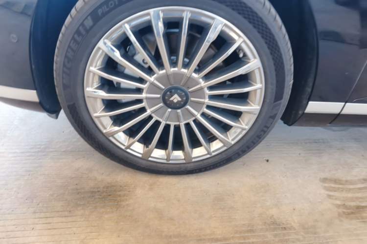 Used Hyptec HL 2025 700 Ultra Six-Seater All-Wheel-Drive LiDAR Version Left Front Wheel Hub