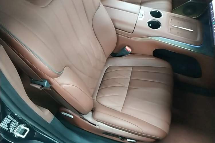 Used Hyptec HL 2025 700 Ultra Six-Seater All-Wheel-Drive LiDAR Version Right Front Seat