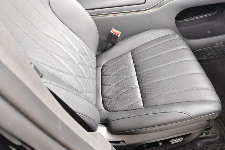 Used Hyptec HL 2025 700 Ultra Six-Seater All-Wheel-Drive LiDAR Version Right Front Seat