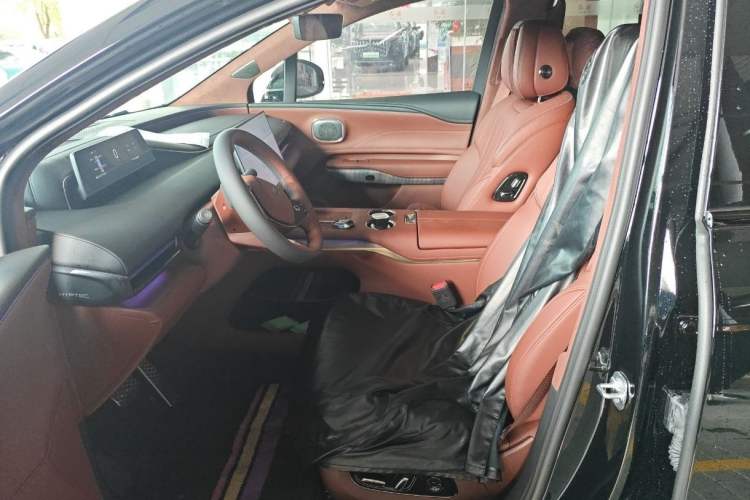 Used Hyptec HL 2025 700 Ultra Six-Seater All-Wheel-Drive LiDAR Version Right Front Seat