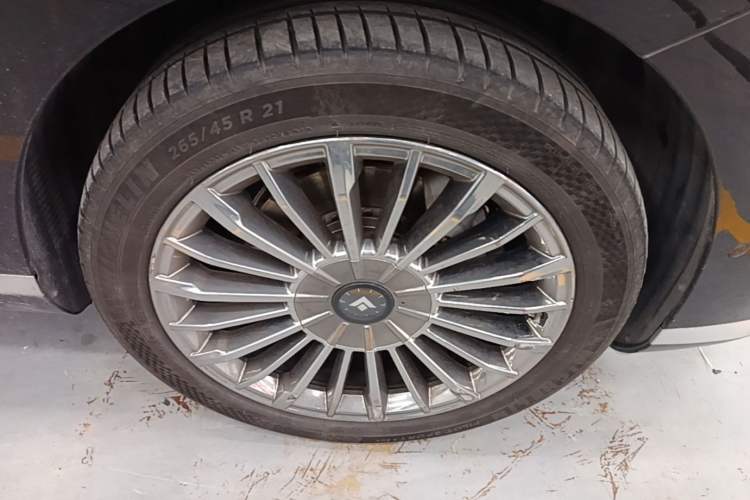 Used Hyptec HL 2025 700 Ultra Six-Seater All-Wheel-Drive LiDAR Version Right Front Wheel Hub