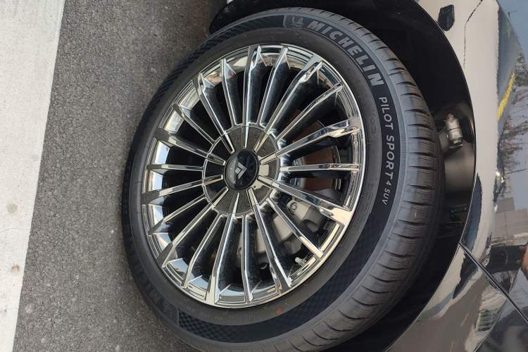 Used Hyptec HL 2025 700 Ultra Six-Seater All-Wheel-Drive LiDAR Version Right Front Wheel Hub