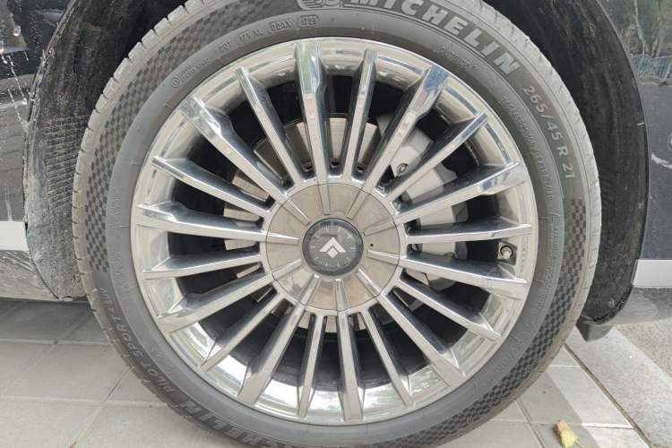 Used Hyptec HL 2025 700 Ultra Six-Seater All-Wheel-Drive LiDAR Version Right Front Wheel Hub