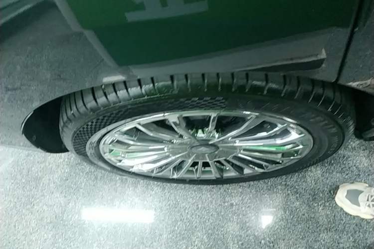 Used Hyptec HL 2025 700 Ultra Six-Seater All-Wheel-Drive LiDAR Version Right Rear Wheel Hub