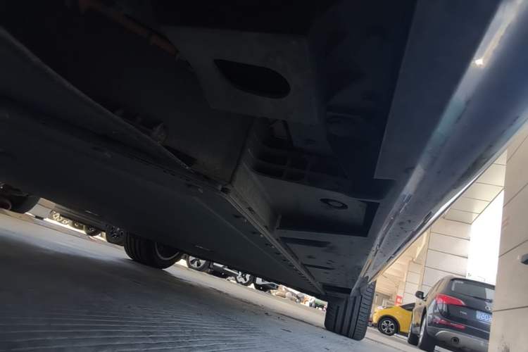 Used Hyptec HL 2025 700 Ultra Six-Seater All-Wheel-Drive LiDAR Version Right Side Sill