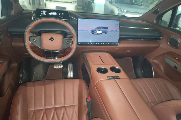 Used Hyptec HL 2025 700 Ultra Six-Seater All-Wheel-Drive LiDAR Version Center Console