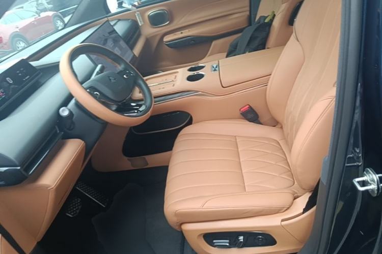 Used Hyptec HL 2025 700 Ultra Six-Seater All-Wheel-Drive LiDAR Version Left Front Seat