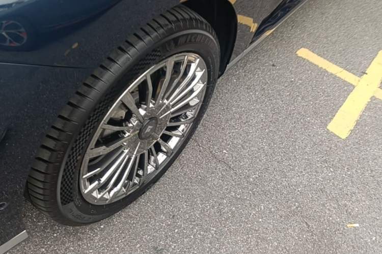 Used Hyptec HL 2025 700 Ultra Six-Seater All-Wheel-Drive LiDAR Version Left Front Wheel Hub