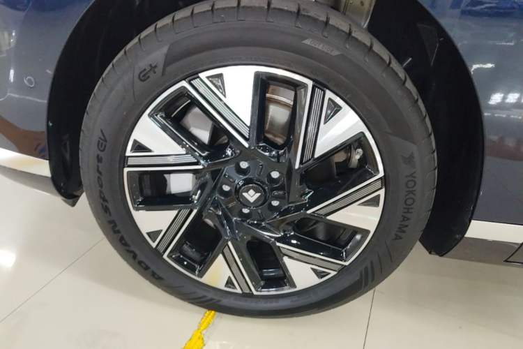 Used Hyptec HL 2025 Model 350 Pro Six-Seater LiDAR Edition Left Front Wheel Hub