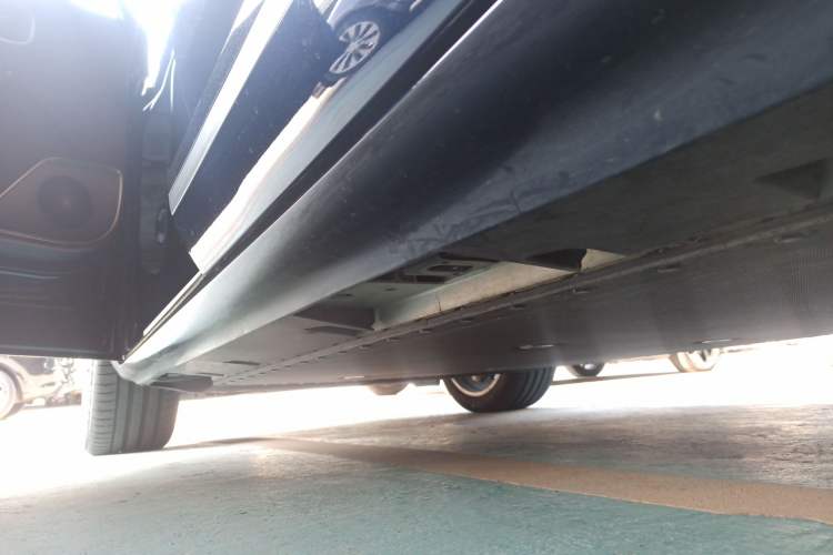 Used Hyptec HL 2025 700 Ultra Six-Seater All-Wheel-Drive LiDAR Version Left Side Sill