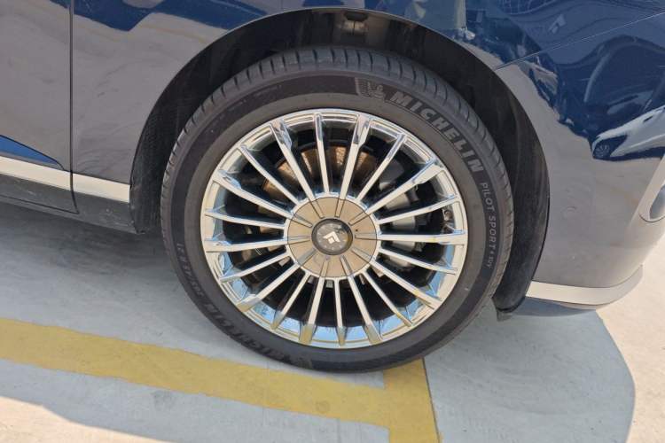 Used Hyptec HL 2025 700 Ultra Six-Seater All-Wheel-Drive LiDAR Version Right Front Wheel Hub
