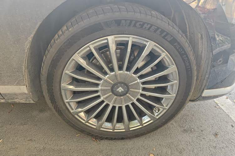 Used Hyptec HL 2025 700 Ultra Six-Seater All-Wheel-Drive LiDAR Version Right Front Wheel Hub