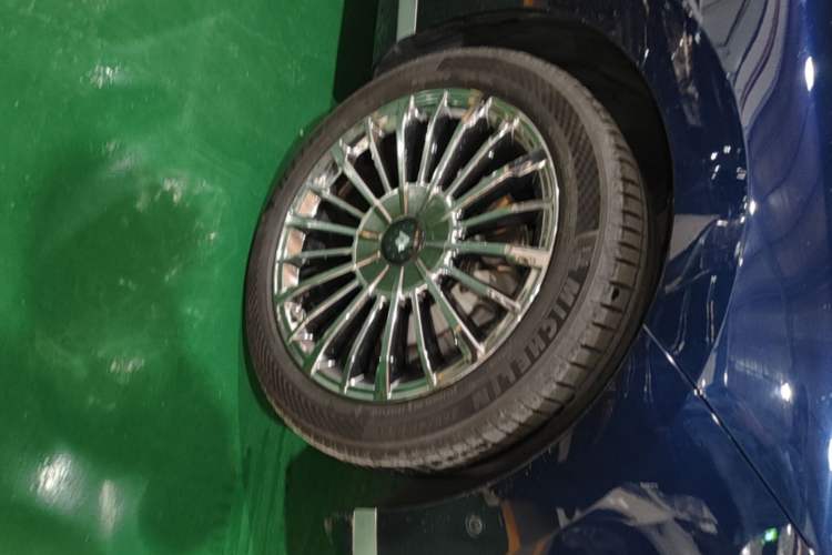 Used Hyptec HL 2025 700 Ultra Six-Seater All-Wheel-Drive LiDAR Version Right Front Wheel Hub