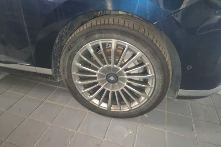 Used Hyptec HL 2025 700 Ultra Six-Seater All-Wheel-Drive LiDAR Version Right Front Wheel Hub