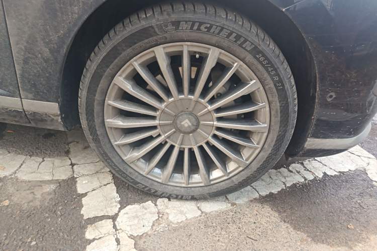 Used Hyptec HL 2025 700 Ultra Six-Seater All-Wheel-Drive LiDAR Version Right Front Wheel Hub