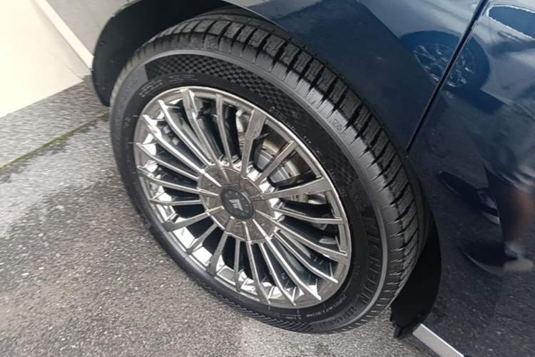 Used Hyptec HL 2025 700 Ultra Six-Seater All-Wheel-Drive LiDAR Version Right Rear Wheel Hub