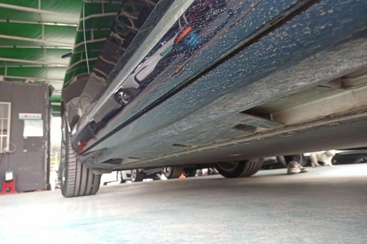 Used Hyptec HL 2025 700 Ultra Six-Seater All-Wheel-Drive LiDAR Version Right Side Sill
