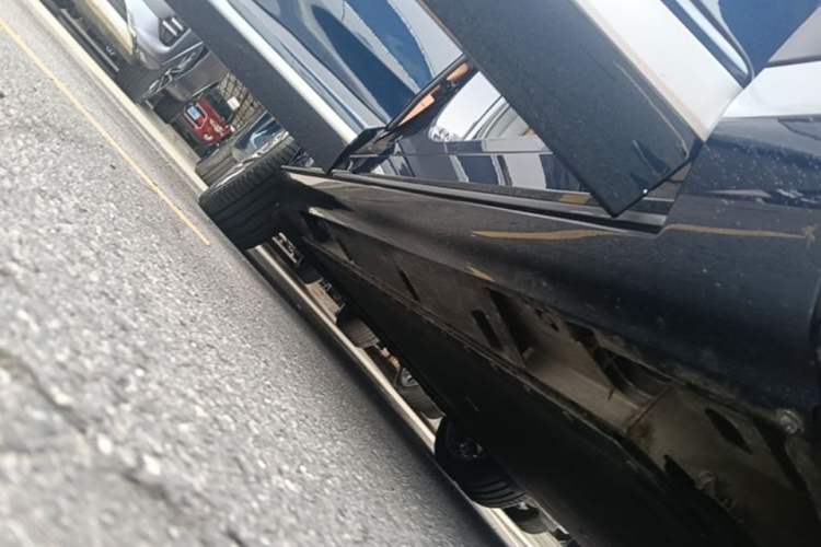 Used Hyptec HL 2025 700 Ultra Six-Seater All-Wheel-Drive LiDAR Version Right Side Sill