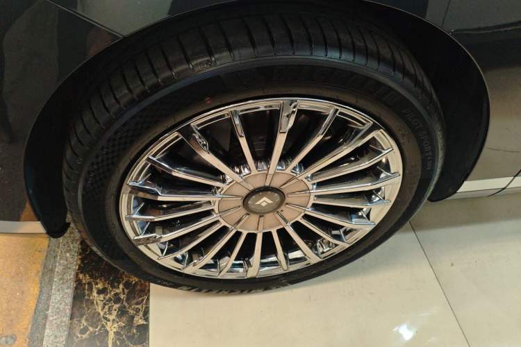 Used Hyptec HL 2025 700 Ultra Six-Seater All-Wheel-Drive LiDAR Version Exterior 4