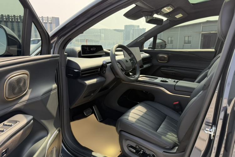 Used Hyptec HL 2025 700 Ultra Six-Seater All-Wheel-Drive LiDAR Version Interior 4
