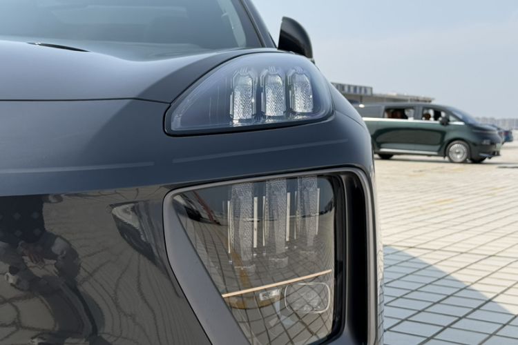 Used Hyptec HL 2025 700 Ultra Six-Seater All-Wheel-Drive LiDAR Version Left Front Headlight