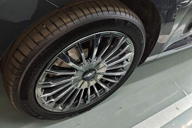 Used Hyptec HL 2025 700 Ultra Six-Seater All-Wheel-Drive LiDAR Version Left Front Wheel Hub