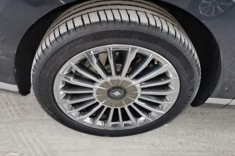 Used Hyptec HL 2025 700 Ultra Six-Seater All-Wheel-Drive LiDAR Version Left Front Wheel Hub