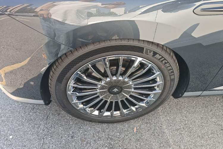 Used Hyptec HL 2025 700 Ultra Six-Seater All-Wheel-Drive LiDAR Version Left Front Wheel Hub