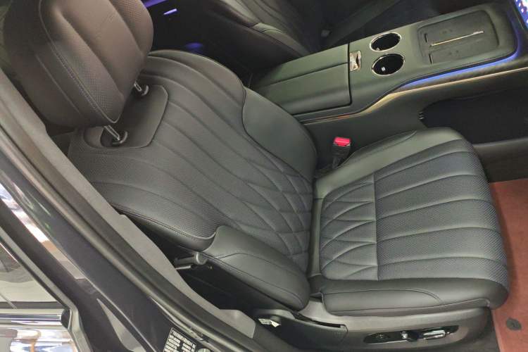 Used Hyptec HL 2025 700 Ultra Six-Seater All-Wheel-Drive LiDAR Version Right Front Seat