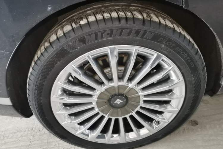 Used Hyptec HL 2025 700 Ultra Six-Seater All-Wheel-Drive LiDAR Version Right Rear Wheel Hub