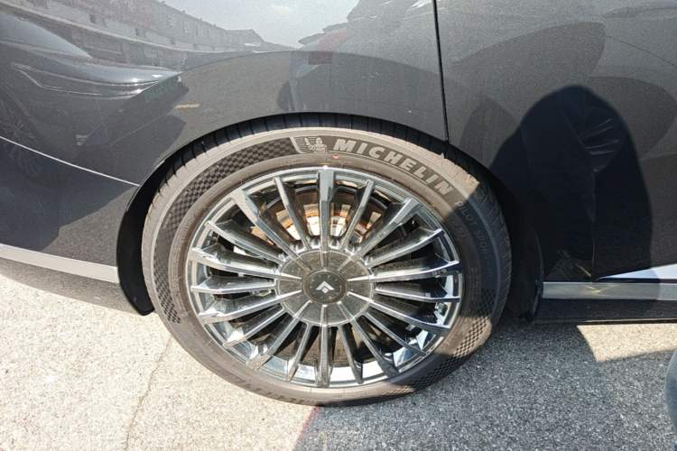 Used Hyptec HL 2025 700 Ultra Six-Seater All-Wheel-Drive LiDAR Version Right Rear Wheel Hub
