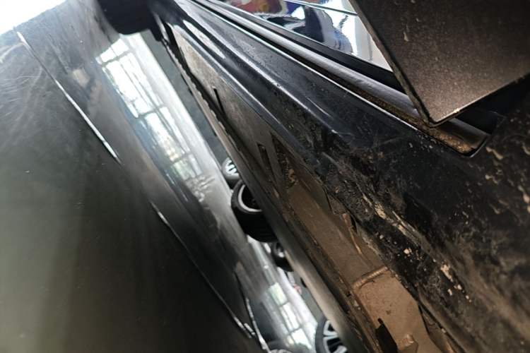 Used Hyptec HL 2025 700 Ultra Six-Seater All-Wheel-Drive LiDAR Version Right Side Sill