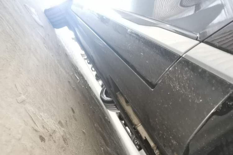 Used Hyptec HL 2025 700 Ultra Six-Seater All-Wheel-Drive LiDAR Version Right Side Sill