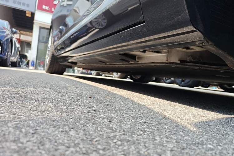 Used Hyptec HL 2025 700 Ultra Six-Seater All-Wheel-Drive LiDAR Version Right Side Sill