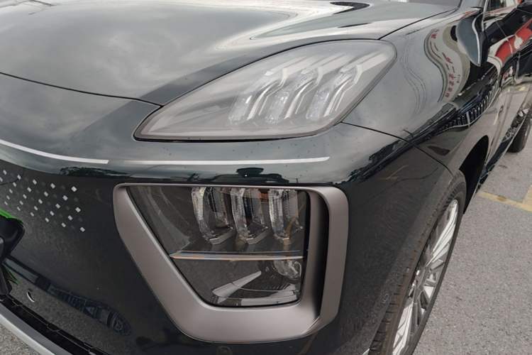 Used Hyptec HL 2025 700 Ultra Six-Seater All-Wheel-Drive LiDAR Version Left Front Headlight