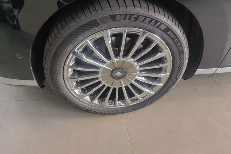 Used Hyptec HL 2025 700 Ultra Six-Seater All-Wheel-Drive LiDAR Version Left Front Wheel Hub
