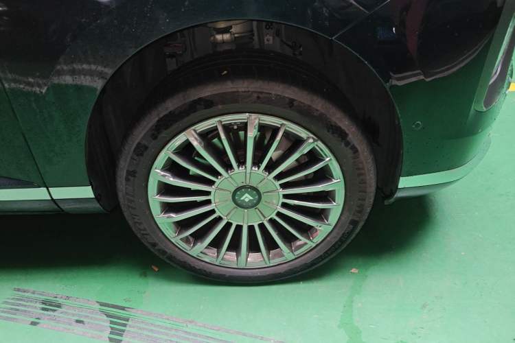 Used Hyptec HL 2025 700 Ultra Six-Seater All-Wheel-Drive LiDAR Version Right Front Wheel Hub
