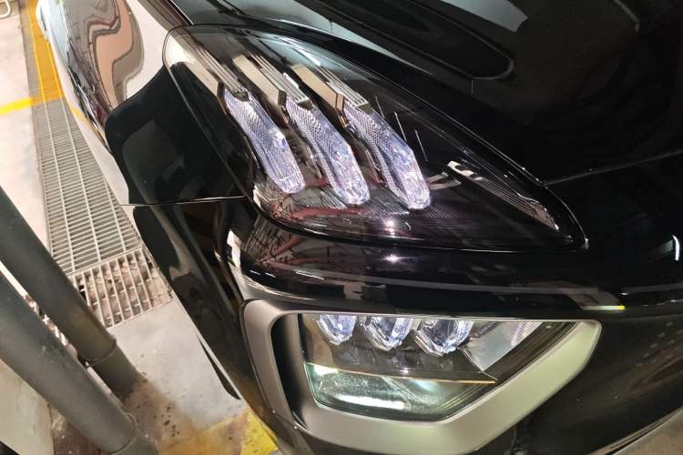Used Hyptec HL 2025 700 Ultra Six-Seater All-Wheel-Drive LiDAR Version Right Front Headlight
