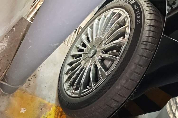 Used Hyptec HL 2025 700 Ultra Six-Seater All-Wheel-Drive LiDAR Version Right Front Wheel Hub